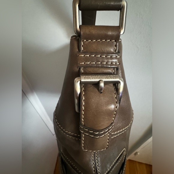 Michael Kors Oversized Brown Hobo Bag - Picture 3 of 8